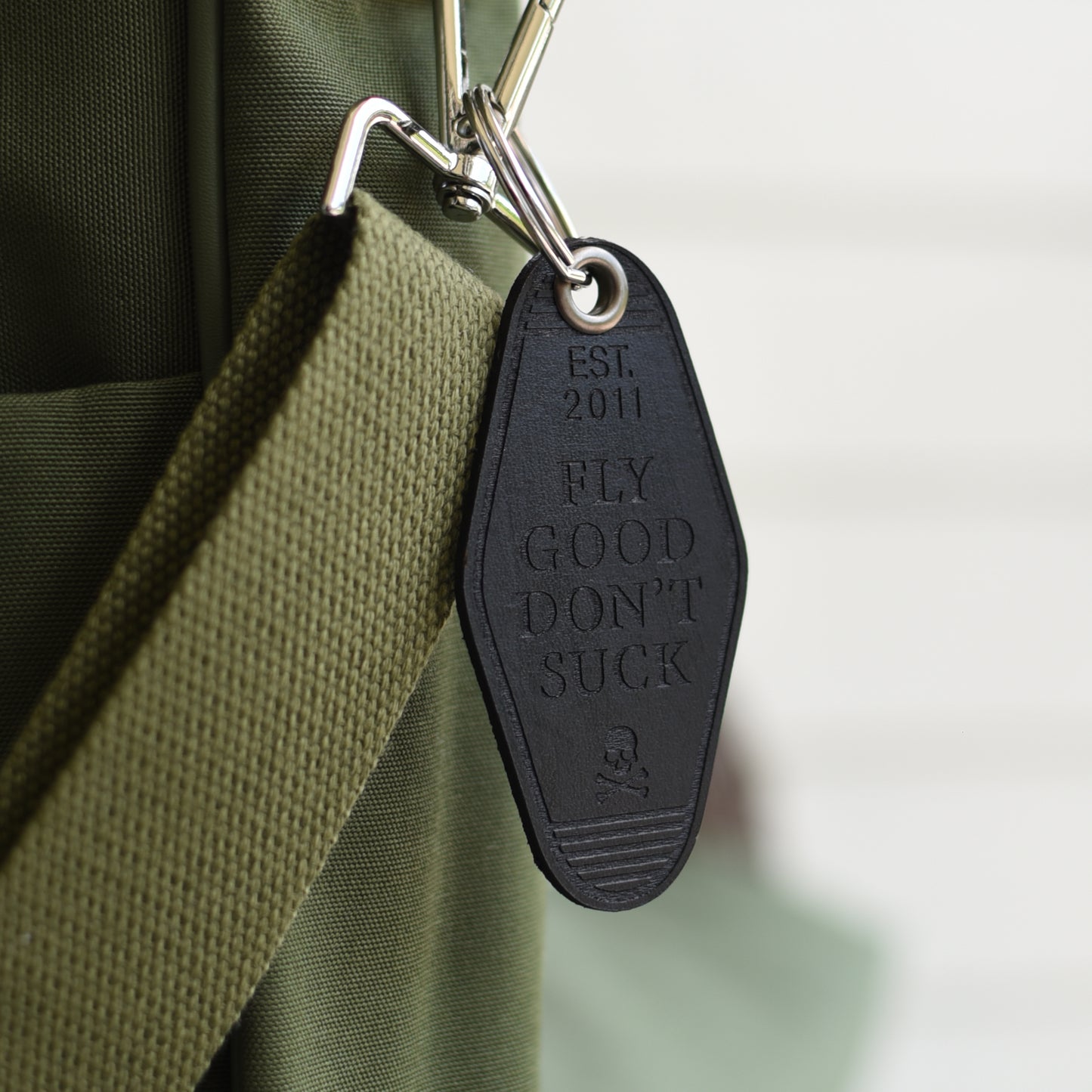 SKULL & CROSSBONES LEATHER KEY TAG // Black