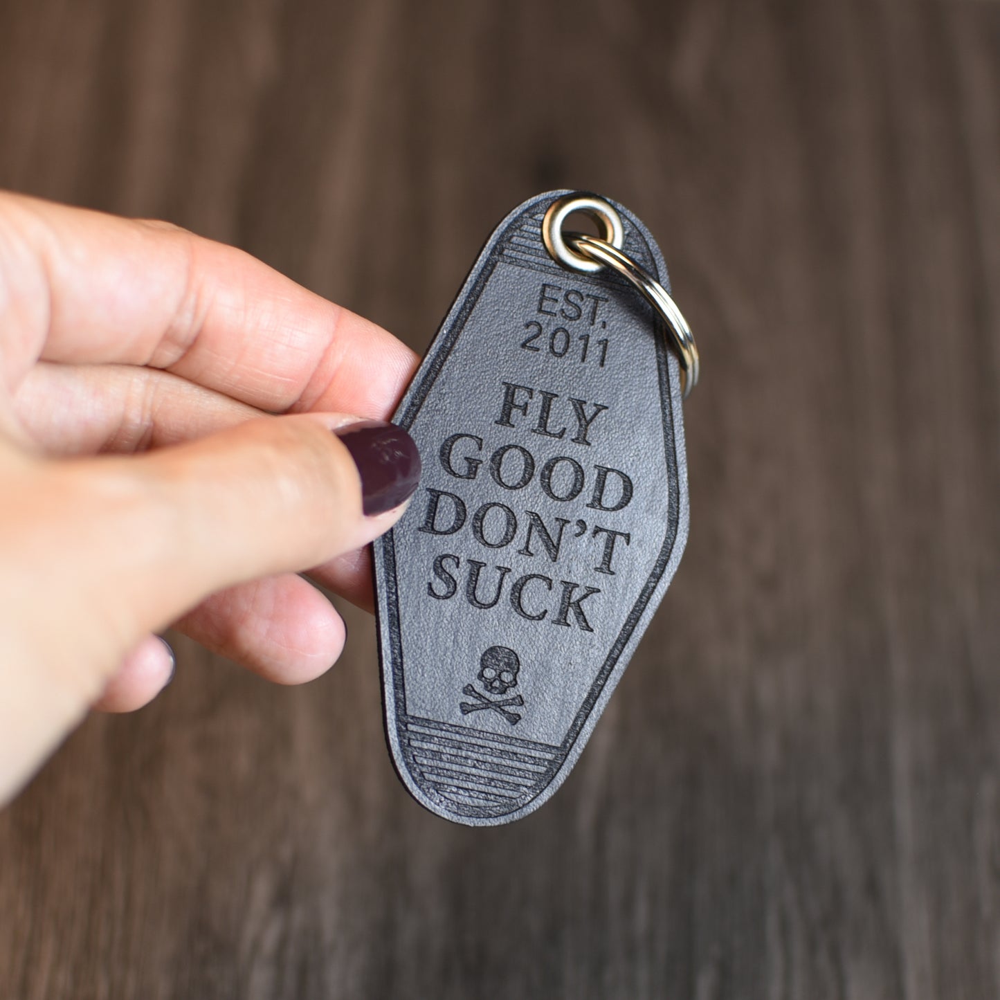 SKULL & CROSSBONES LEATHER KEY TAG // Black